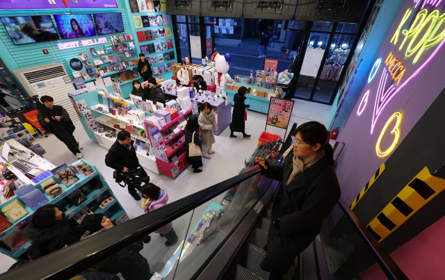 명동 관광특구 현장 점검 나선 장미란 차관  18일 장미란 문화체육관광부 제2차관이 명동 관광특구 현장 점검을 위해 서울 중구 명동의 한 아이돌 굿즈샵을 찾아 관계자의 설명을 들으며 매장을 둘러보고 있다. 연합뉴스